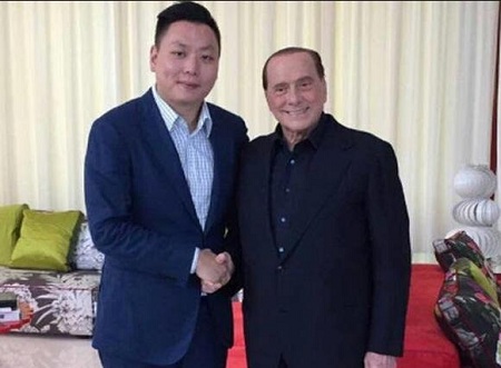 说完，又问保罗：对了，保罗，晚上要不要喝两盅？保罗笑着拿出一个手提礼盒，说：萧叔叔，正好我带来了两瓶30年的珍藏茅台酒，这瓶茅台酒可不是一般的茅台，它是20多年前的出口版，当年是出口到美国去的，然后在美国被收藏家收藏，妥善的保存到了现在，每一瓶都是两斤的量。
